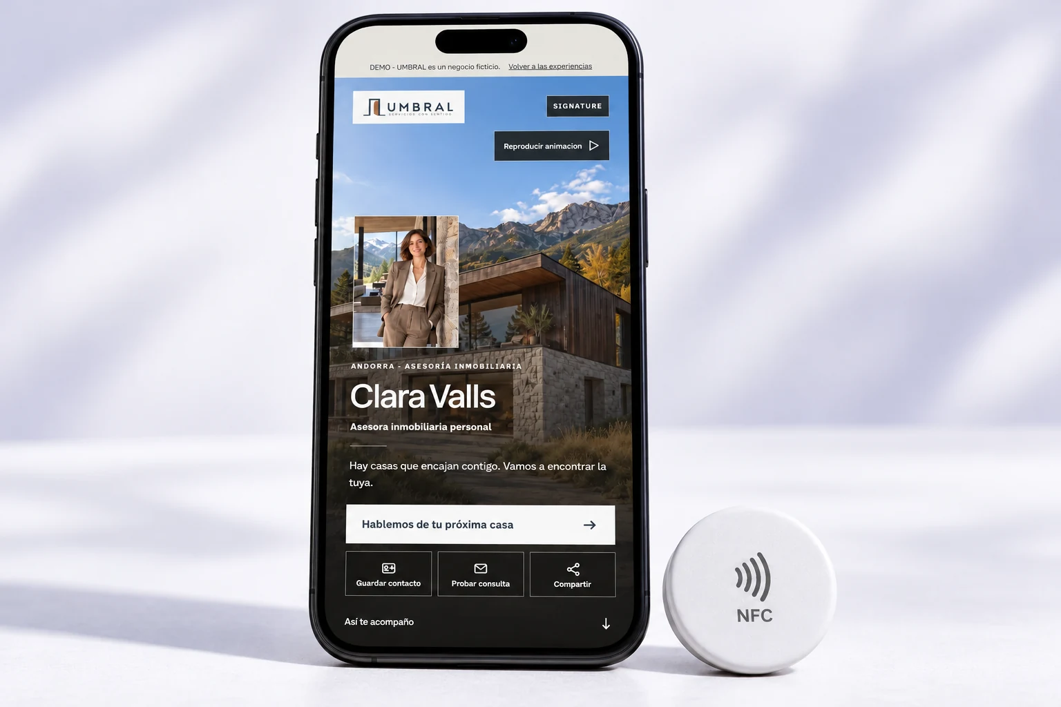 Visualización de la tarjeta digital UMBRAL en un móvil junto a un tag NFC